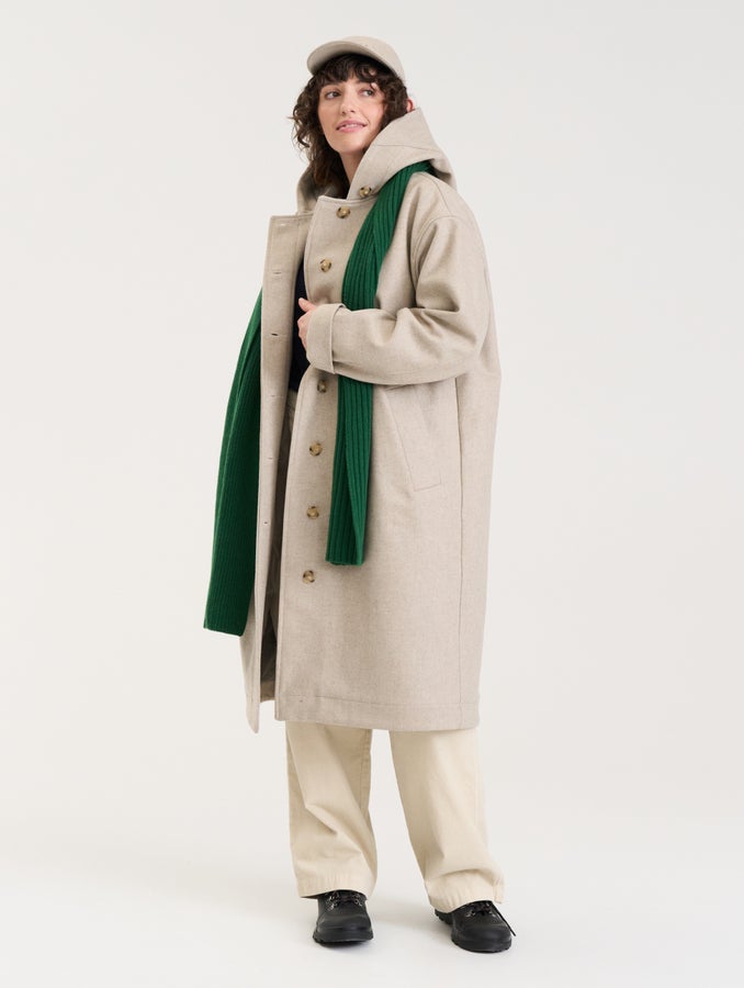 Julie (171 cm) k&auml;ytt&auml;&auml; kokoa L.