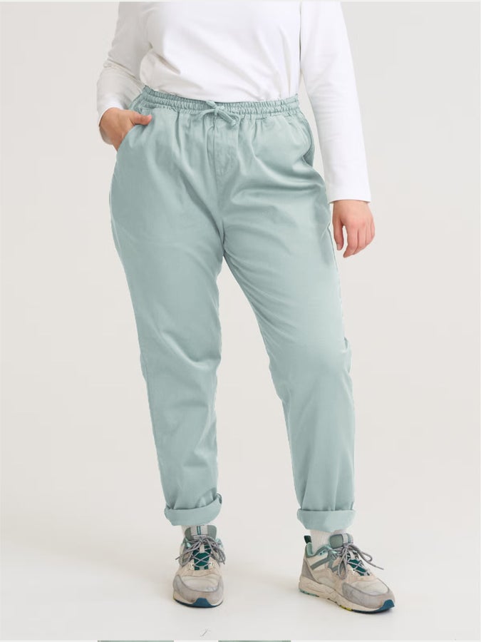 Julie (171 cm) k&auml;ytt&auml;&auml; kokoa L. Suorat anorakkihousut, h2o